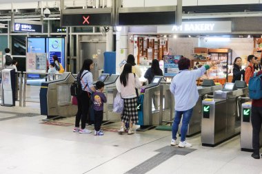 Üniversite İstasyonu, Shatin, Hong Kong - 15 Mar 2025: kalabalık yoğun MTR tren istasyonu girişinde dükkan içinde kapıdan içeri giriyor.