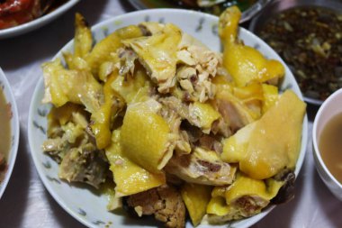 Hong Kong Kanton usulü ev yapımı beyaz tavuğu tabakta parçalara ayırın.