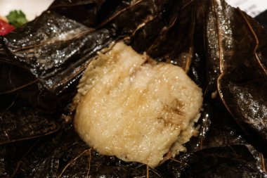 Hong Kong tarzı geleneksel Çin piramit şeklinde pirinç köfteleri ve bambu yapraklarına sarılmış lezzetli malzemelerle dolduruluyor.