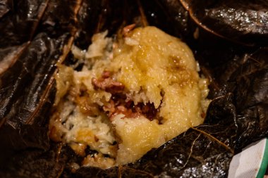 Hong Kong tarzı geleneksel Çin piramit şeklinde pirinç köfteleri ve bambu yapraklarına sarılmış lezzetli malzemelerle dolduruluyor.