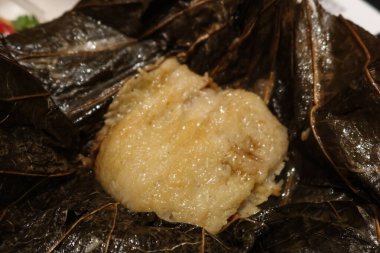 Hong Kong tarzı geleneksel Çin piramit şeklinde pirinç köfteleri ve bambu yapraklarına sarılmış lezzetli malzemelerle dolduruluyor.