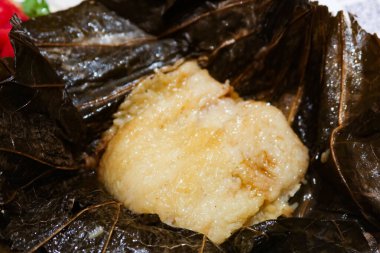 Hong Kong tarzı geleneksel Çin piramit şeklinde pirinç köfteleri ve bambu yapraklarına sarılmış lezzetli malzemelerle dolduruluyor.