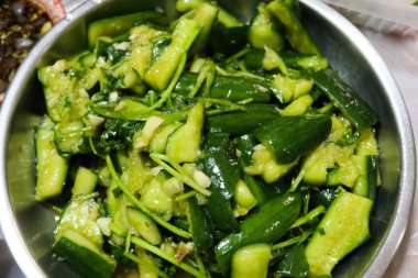 Çin baharatlı ekşi salatayı tabağa koy.