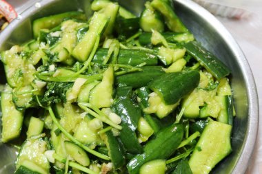 Çin baharatlı ekşi salatayı tabağa koy.