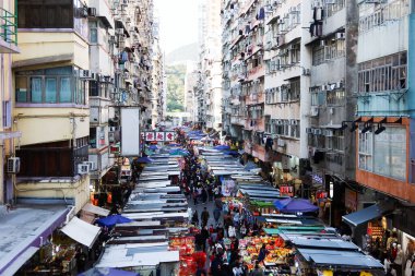 Tung Choi Caddesi, Mong Kok, Hong Kong - 28 Ocak 2025: Sokak boyunca tezgah işleterek 