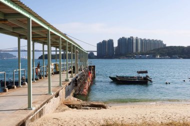 Sham Tseng, Hong Kong - 29 Ocak 2025: Sham Tseng Halk İskelesi açık havada, açık havada mavi deniz ve park edilmiş teknelerle