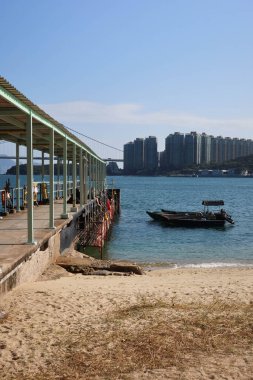 Sham Tseng, Hong Kong - 29 Ocak 2025: Sham Tseng Halk İskelesi açık havada, açık havada mavi deniz ve park edilmiş teknelerle