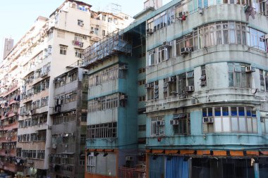 Mongkok, Hong Kong. 28 Ocak 2025. Yoğun nüfuslu bir bölgede, mavi ve bej renkli pencereli ve klimalı binalar. 