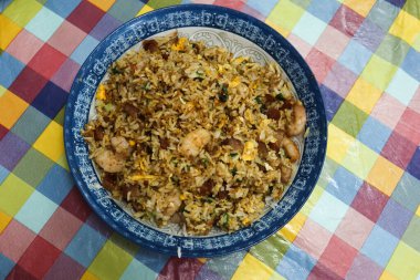 Ev yapımı Çin Kantonu usulü karides char siu pork egg * pilavı renkli masa örtüsü ile tabakta.