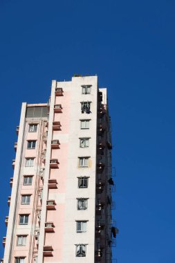 Mavi gökyüzünde, üzerinde kopya alanı olan pembe ve beyaz bir cephe.