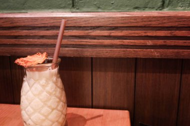 Kokteyl pina colada, rom, hindistan cevizi kreması ve ananas suyundan yapılmış bir karışım, bir restoranda.