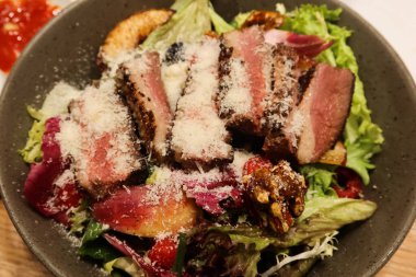 Füme ördek göğsü salatasının üzerine ceviz, elma ve peynir serpilmiş fotokopi alanı serpilmiş.