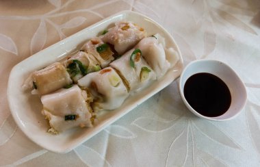 Zhaliang ya da Jaleung 'a yakın, Çin Dim Sum' u, kıymalı karides ezmesiyle doldurulmuş kızarmış ekmek hamuru yanında soya soslu pirinç eriştesi.