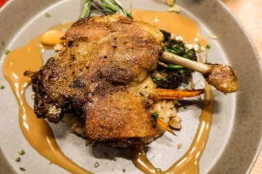 Yanında sos, yanında patates püresi ve sebze püresi olan kızarmış Fransız ördeği konservesi.