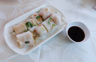 Zhaliang ya da Jaleung 'a yakın, Çin Dim Sum' u, kıymalı karides ezmesiyle doldurulmuş kızarmış ekmek hamuru yanında soya soslu pirinç eriştesi.