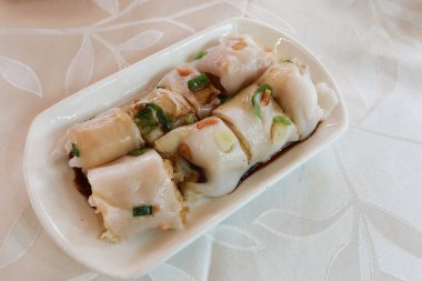 Zhaliang ya da Jaleung 'a yakın, Çin Dim Sum' u, kıymalı karides ezmesiyle doldurulmuş kızarmış ekmek hamuru.