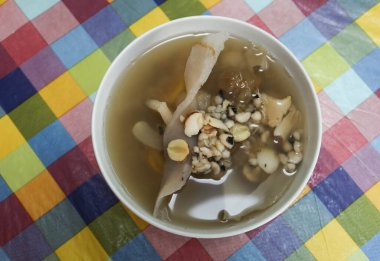 Çin usulü ev yapımı tatlı çorba, Ching bo leung çorbası, yi mai, kurutulmuş kırmızı tarih, nilüfer tohumu, kurutulmuş Çin yer elması, euryale ferox, poria cocos, şeker ve kurutulmuş zambak soğanı..