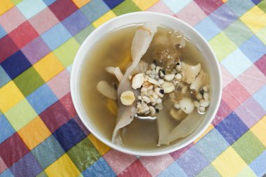 Çin usulü ev yapımı tatlı çorba, Ching bo leung çorbası, yi mai, kurutulmuş kırmızı tarih, nilüfer tohumu, kurutulmuş Çin yer elması, euryale ferox, poria cocos, şeker ve kurutulmuş zambak soğanı..
