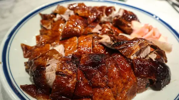 Kenarlarında zencefil dilimleri ile parçalara ayrılmış Kanton kazı yakın çekim