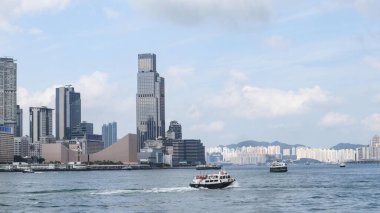 Victoria Limanı 'ndaki Kowloon' un ufuk çizgisi Uluslararası Ticaret Merkezi, Kültür Merkezi, K11 ATELIER, Hyatt Regency, iSquare ve Ocean Terminal