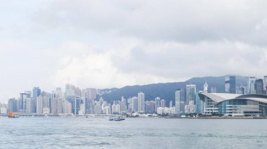 Wan Chai, Hong Kong Adası, Hong Kong Kong- 20 Nisan 2025: Victoria Limanı ufuk çizgisi Wan Chai, North Point, Causeway Bay ve Quarry Bay 'deki gökdelenleri ve yüksek binaları gösteriyor.