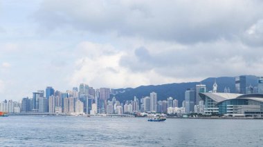 Wan Chai, Hong Kong Adası, Hong Kong Kong- 20 Nisan 2025: Victoria Limanı ufuk çizgisi Wan Chai, North Point, Causeway Bay ve Quarry Bay 'deki gökdelenleri ve yüksek binaları gösteriyor.