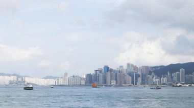 Victoria Limanı kıyı şeridi doğu Hong Kong Adası, Kuzey Noktası, Sai Wan Ho ve Quarry Bay 'deki gökdelenleri ve yüksek binaları gösteriyor.