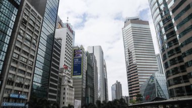 Merkez, Hong Kong - 20 Nisan 2025: Connaught Yolu 'ndaki borsa meydanı da dahil olmak üzere yüksek gökdelenler
