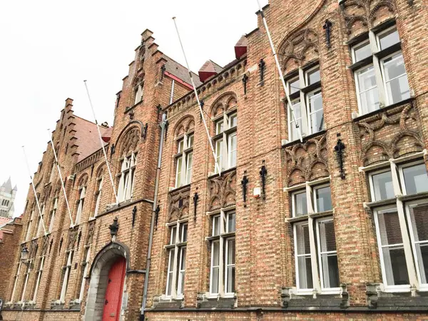 Brugge, Belçika, Avrupa - 15 Mar 2016: Ortaçağ tarzı Saint Johns Hastanesi, Avrupa 'nın korunmuş en eski binası. Bruges 'de bir müze.