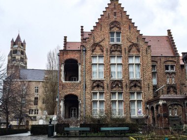 Brugge, Belçika, Avrupa - 16 Mar 2016: Yağmurlu bir günde Avrupa 'nın korunmuş en eski binası olan Old St. John' s Hastanesi 'nin dış cephesi. Bruges 'de bir müze.