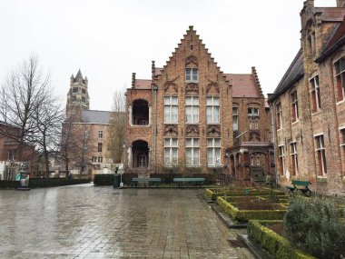 Brugge, Belçika, Avrupa - 16 Mar 2016: Yağmurlu bir günde Avrupa 'nın korunmuş en eski binası olan Old St. John' s Hastanesi 'nin dış cephesi. Bruges 'de bir müze.