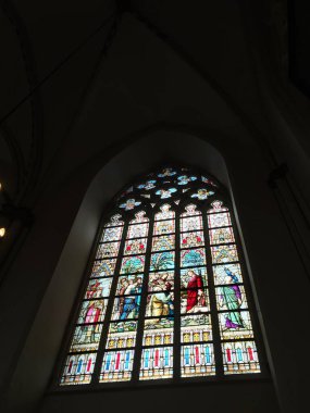 Sint-Salvatorskathedraal, Bruges, Belçika - 15 Mar 2016: St. Salvator Katedrali (Kurtarıcı ve St. Donat Katedrali) renkli cam pencere ve cam sanat