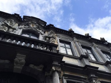 Bruges, Belçika 'daki St. Donatien Sint-Donaaskerk Kilisesi - 15 Mar 2016: binanın ön cephesi alçak açılı, mavi gökyüzü ve kopyalama alanı
