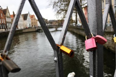  Bruges, West Flanders, Belçika, Avrupa - 15 Mar 2016: Groenerei Kanalı köprüsünde Aşk Kilidi 