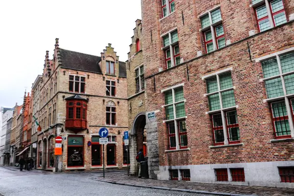 Saint Johns Hastanesi, (Sint-Janshospitaal), Bruges, West Flanders, Belçika, Avrupa - 15 Mar 2016: tuğladan yapılmış dış cephe. Avrupa 'nın en eski hastanesiydi.