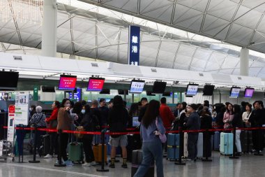 Hong Kong Uluslararası Havaalanı, Chek Lap Kok, Hong Kong - 7 Aralık 2024: birçok turist bagaj teslimatı için havaalanında kuyruğa girdi