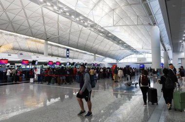 Hong Kong Uluslararası Havaalanı, Chek Lap Kok, Hong Kong - 7 Aralık 2024: birçok turist bagaj teslimatı için havaalanında kuyruğa girdi