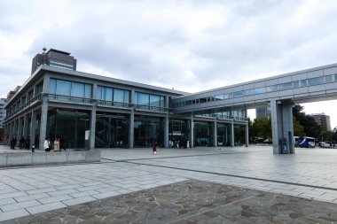 Hiroşima Barış Anıtı Müzesi, Naka Koğuşu, Hiroşima, Japonya - 8 Aralık 2024 Hiroşima Barış Anıt Parkı 'nın dışındaki müze binası