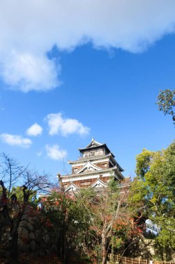 Hiroşima Şatosu, Naka Koğuşu, Hiroşima, Japonya - 8 Aralık 2024: Mavi gökyüzünde bir kale kalesi.