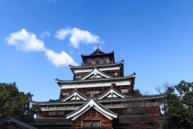 Hiroşima Şatosu, Naka Koğuşu, Hiroşima, Japonya - 8 Aralık 2024: Mavi gökyüzünde bir kale kalesi.
