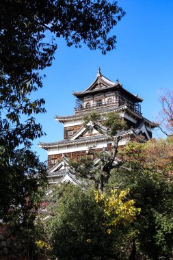 Hiroşima Şatosu, Naka Koğuşu, Hiroşima, Japonya - 8 Aralık 2024: Mavi gökyüzünde bir kale kalesi.