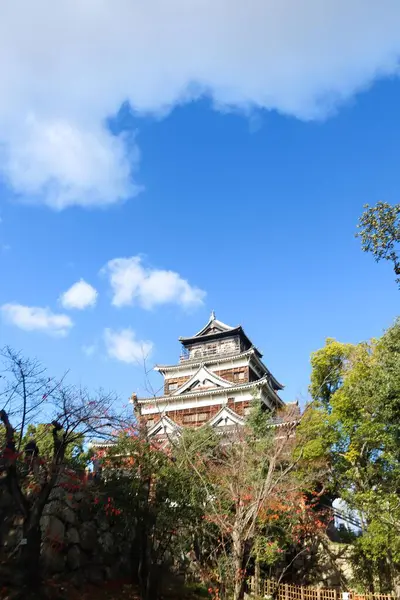 Hiroşima Şatosu, Naka Koğuşu, Hiroşima, Japonya - 8 Aralık 2024: Mavi gökyüzünde bir kale kalesi.