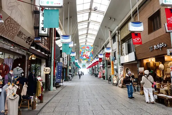 Onomichi Hondori Alışveriş Salonu, Onomichi, Hiroşima, Japonya - 10 Aralık 2024: Her iki tarafında perakende mağazaları (moda, kafe ve market) olan sessiz korunaklı alışveriş caddesi