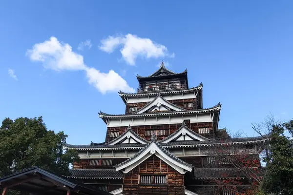 Hiroşima Şatosu, Naka Koğuşu, Hiroşima, Japonya - 8 Aralık 2024: Mavi gökyüzünde bir kale kalesi.