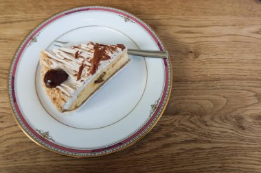 Kestane kremalı pandispanya kekini fotokopi alanı olan geleneksel bir tabağa koy. 