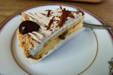 Kestane kremalı pandispanya kekini fotokopi alanı olan geleneksel bir tabağa koy. 