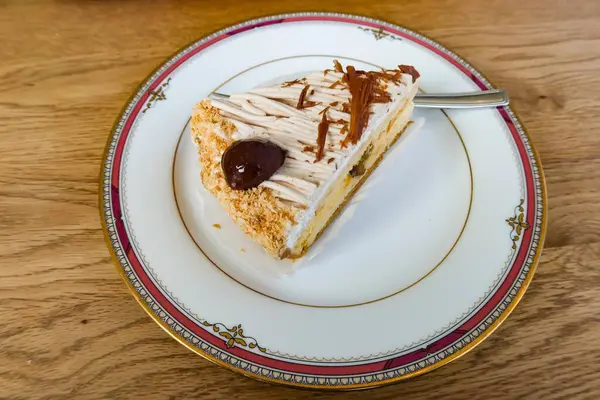 Kestane kremalı pandispanya kekini fotokopi alanı olan geleneksel bir tabağa koy. 