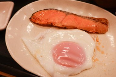 Japon usulü ızgara somon ve tavada kızartılmış güneşte pişmiş yumurta. 