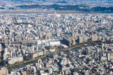 Fukuoka, Japonya- 7 Aralık 2024: Fukuoka şehrinin yüksek binaları ve karayolu ile dolu gündüz uçağından en iyi hava manzarası