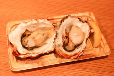 Üç çiğ istiridyeyi fotokopi alanı olan plastik bir kapta kapatıyoruz.